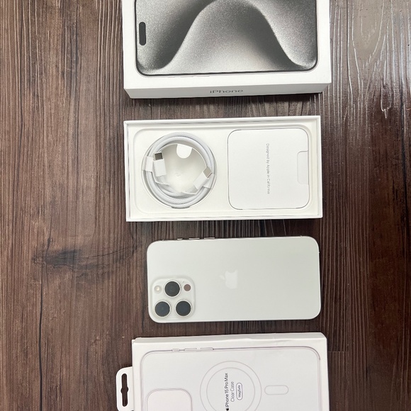 iPhone 15 pro max Titanium - Picture 1 of 3